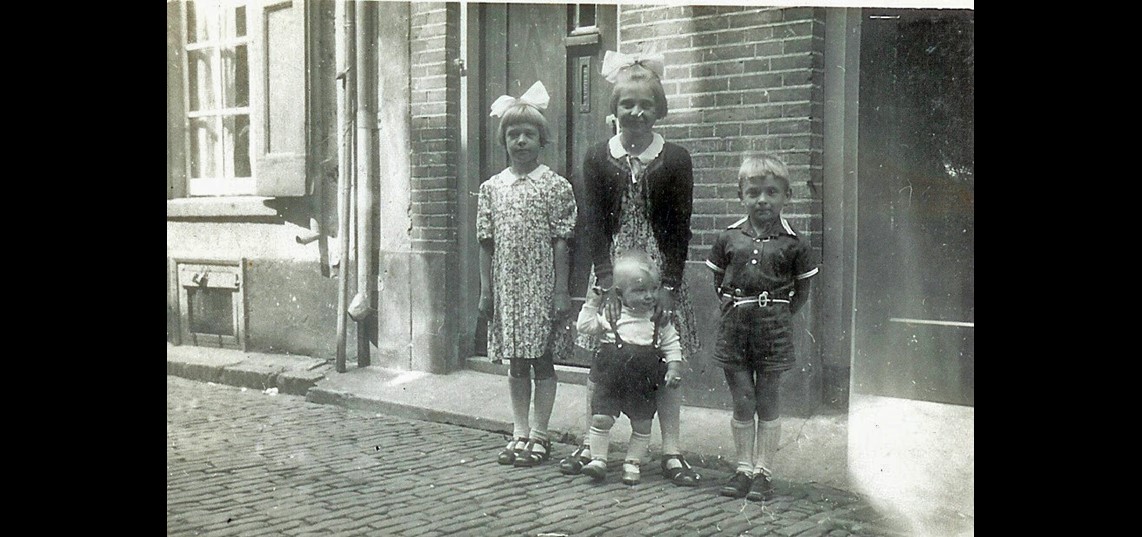 De kinderen Dekker van Apenstert 5: Toos, Annie, Steef en Jan, eind jaren 1930